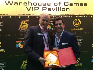 WoG's Nabil Kassim presents Apple Industries CEO Allen Weisberg with the award. 