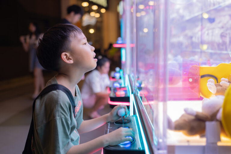 Adobe Stock image - boy playing crane - Editorial web 0526